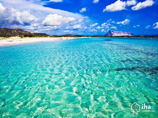 Suaredda-La-spiaggia-la-cinta-vicino-a-suaredda